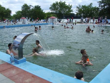 Zelenou vodou v bazene co zo