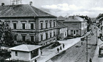Fotogaléria 1922 Gemerská ulica, Poštový úrad a Tatrabanka, v súčasnosti Gemerské múzeum a VÚB (2) 1922 Gemerská ulica, Poštový úrad a Tatrabanka, v súčasnosti Gemerské múzeum a VÚB